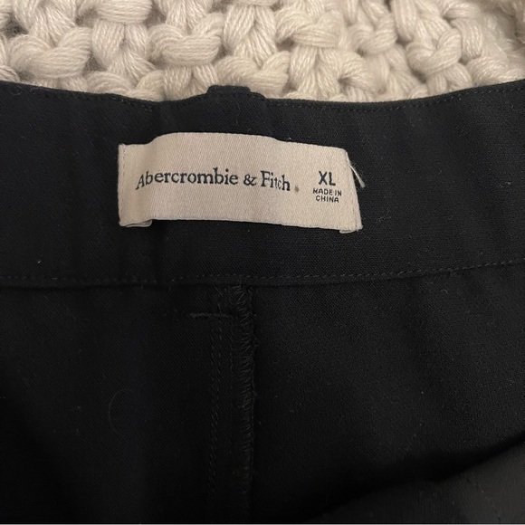 Abercrombie & Fitch Pleated Shorts - Picture 3 of 4